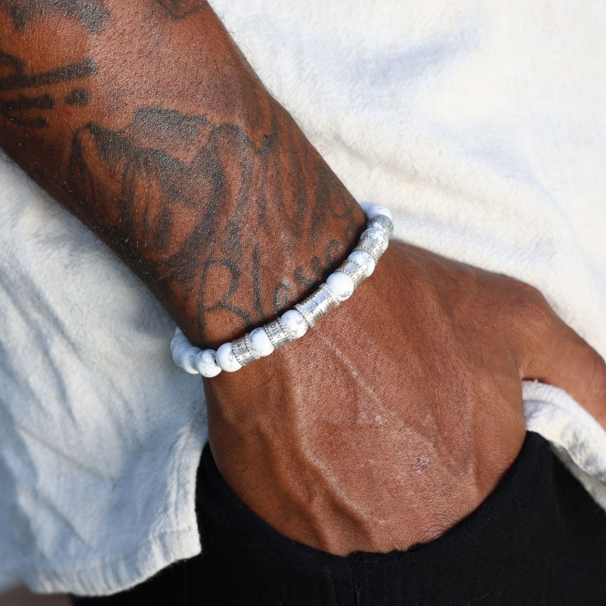 Kreuz-Herrenarmband aus Howlith mit Gravur