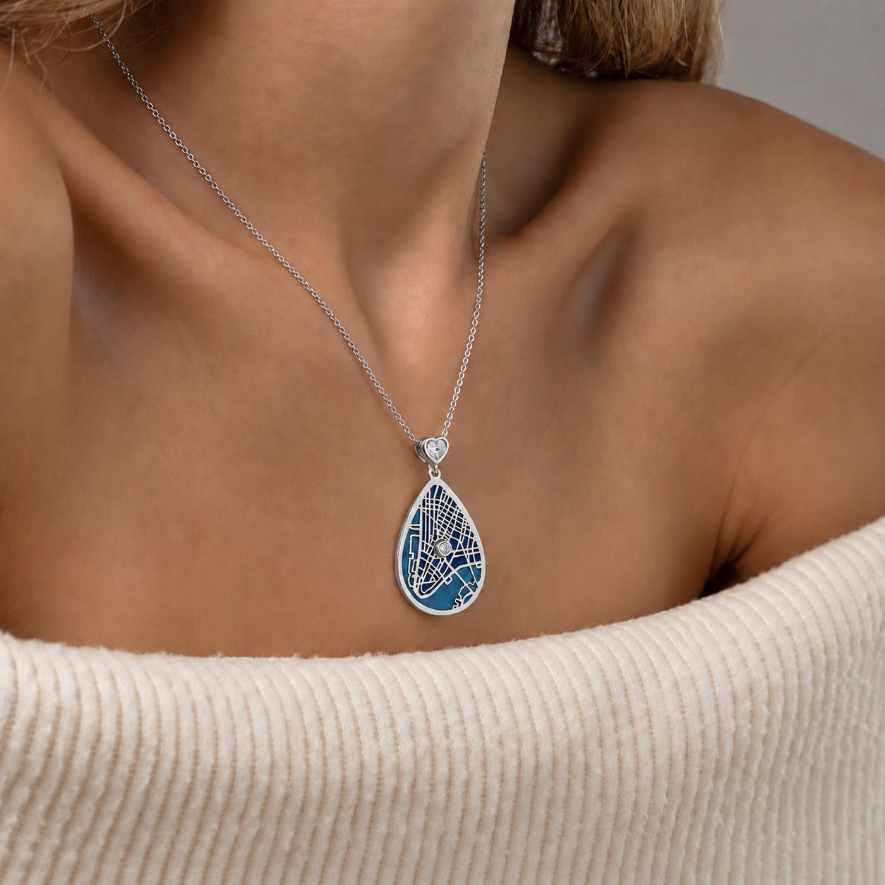  Beliebter Ort Aqua Silhouette Halskette mit Karte und einem Herz-Diamanten