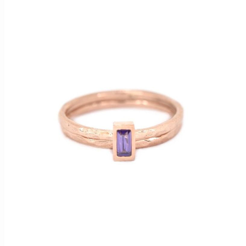 Anillo Carina Baguette Vertical Martillado [Bañado en Oro Rosa de 18K]