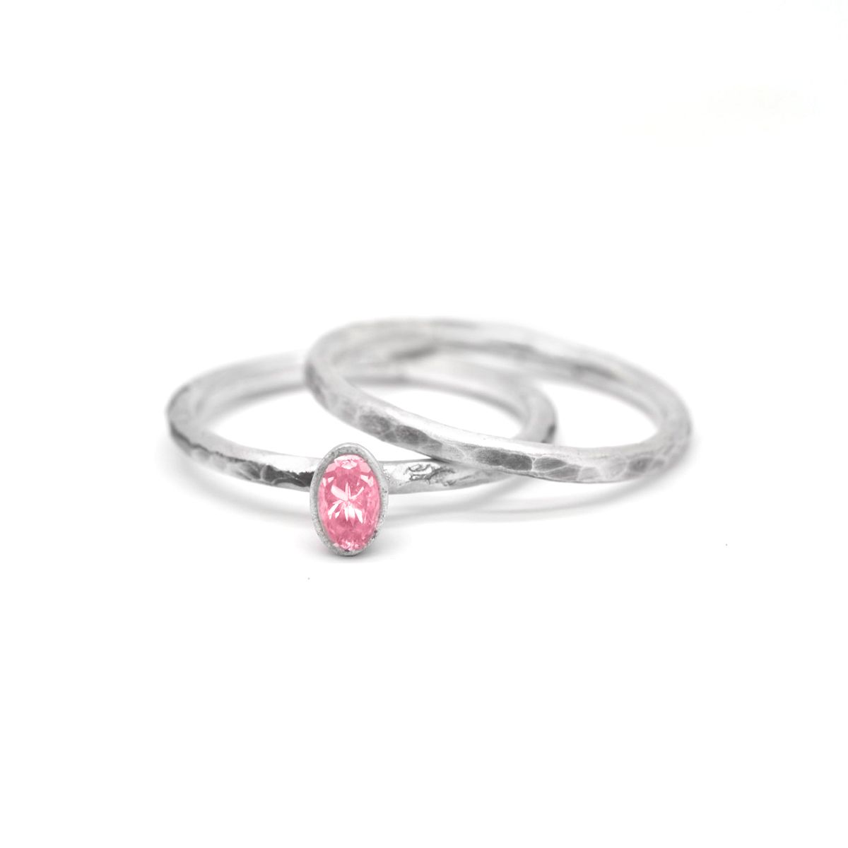 Carina Ring. Oval vertikal - Gehämmert [Sterlingsilber]