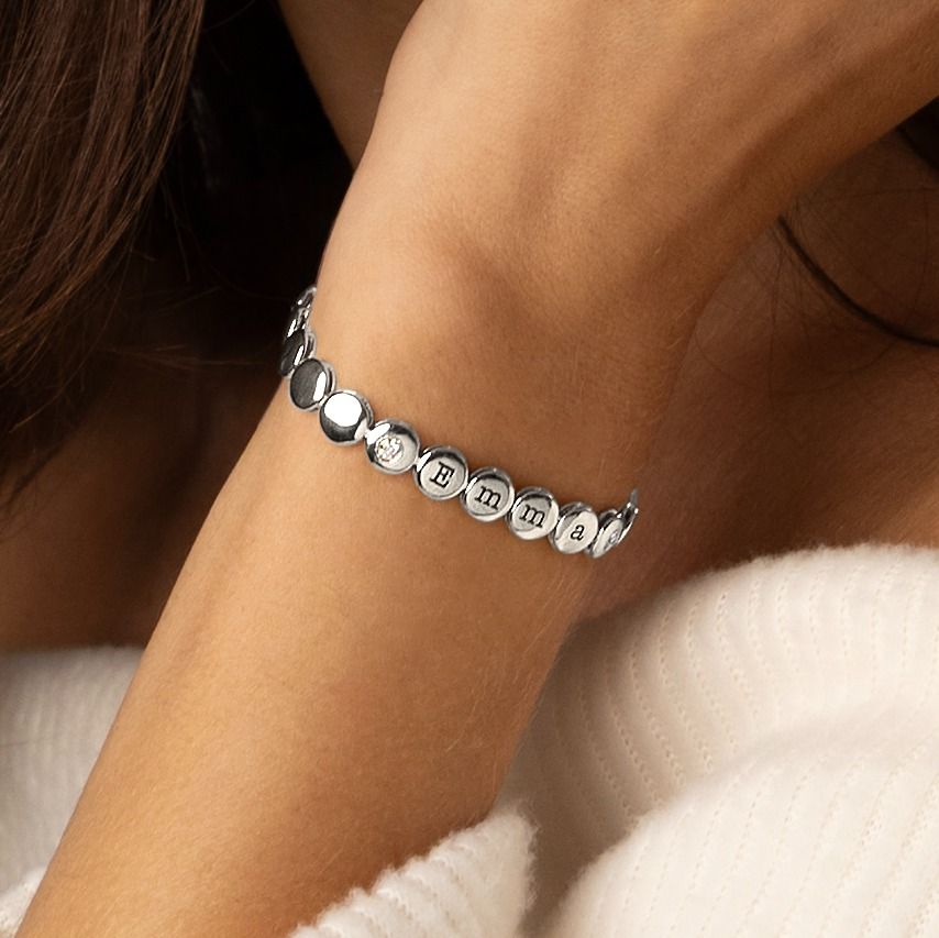 Mia Tennis Armband mit Diamanten, Initialen und einem Statement [Sterlingsilber]
