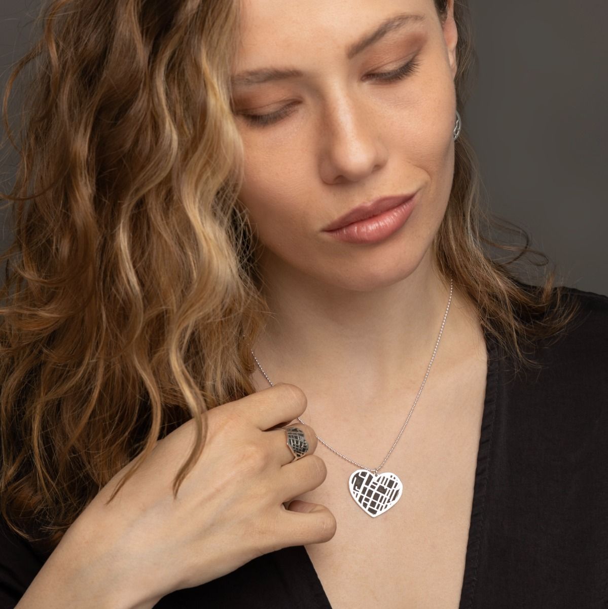 Herzensbindungen Silhouette Kette mit Kartenanhänger [Sterlingsilber]