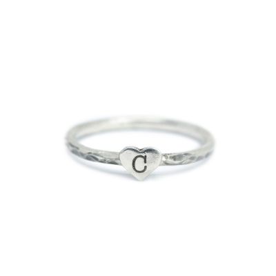 Anillo Corazón Dulce con Inicial Efecto Martillado [Plata de Ley] 