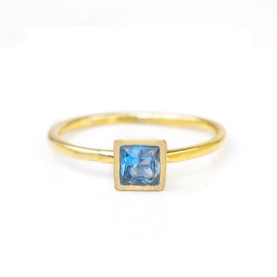Bague Carina. Pierre Carrée [Plaqué Or 18ct]