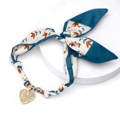 Collier Foulard Liens du Cœur orné d’un Charm Carte – Plaqué Or 18ct