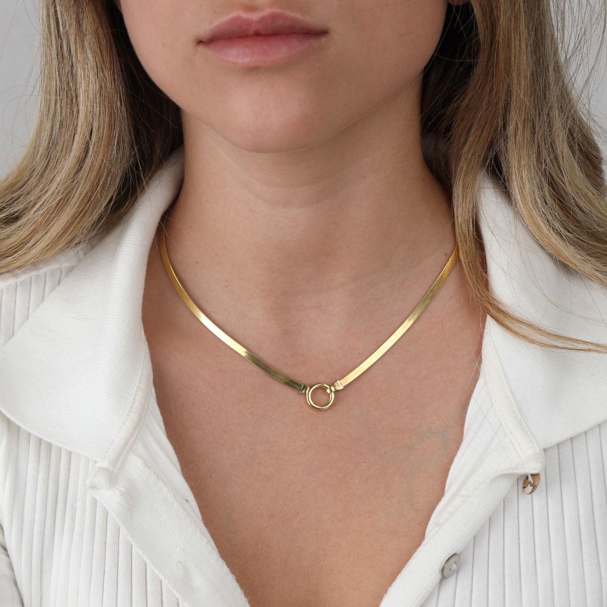 Arya Herringbone Name Necklace in Gold 