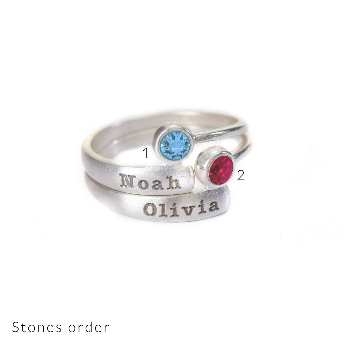 Anillo con nombre y piedra de nacimiento cheap
