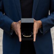 Namensarmband aus schwarzem Onyx für Herren mit Nano-Bibel [750er vergoldet]