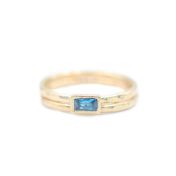 Anillo Carina En forma Baguette Horizontal Martillado [Bañado en Oro de 18K]