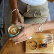 Pulsera con Barra Grabada y Cadena de Eslabones [Plata de Ley]