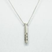 Collar de Barra Talisa Cielo con Efecto Martillo [Plata de Ley]