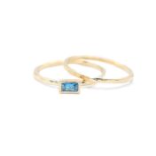 Anillo Carina En forma Baguette Horizontal Martillado [Bañado en Oro de 18K]