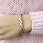 Pulsera Nombre Familiar - Gamuza canela [Bañada en oro de 18K]