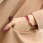 Pulsera Nombre Familiar - Gamuza Roja [Bañada en Oro de 18K]