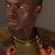 Kubanische Panzerkette mit Namen und Unendlichkeit Charm [750er vergoldet] - Geschwärzt