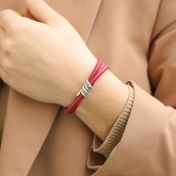 Pulsera Nombre Familiar - Gamuza Roja [Bañada en Oro de 18K]