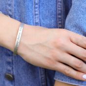 Armreif mit graviertem Statement  [Sterlingsilber]