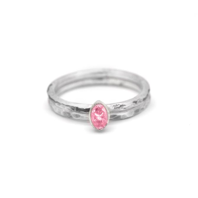 Carina Ring. Oval vertikal - Gehämmert [Sterlingsilber]