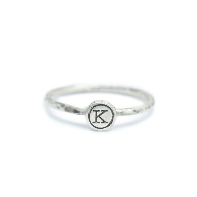 Anillo Inspira con Inicial Efecto Martillado [Plata de Ley]
