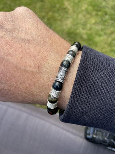 Kompass Herrenarmband aus grünem Tigerauge mit Gravur
