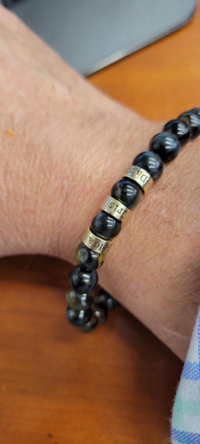 Kompass Herrenarmband aus grünem Tigerauge mit Gravur