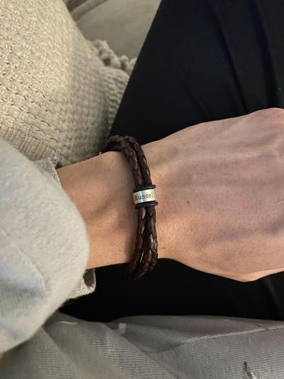 Braunes Herrenarmband mit gravierten Ringen mit Vergoldung