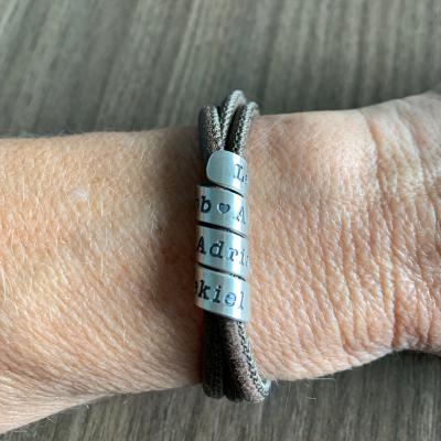 Familienkreis Armband mit Gravur für Damen - 750er vergoldet [Braunes Wildleder]